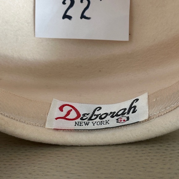 ADORABLE 1970s' IVORY FELT HAT + WHITE MESH, GROSGRAIN & SEQUIN TRIM - Picture 14 of 14